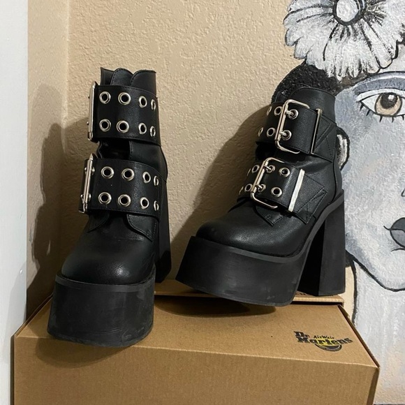 Black dolls kill window grommet platform boots. - Picture 3 of 3